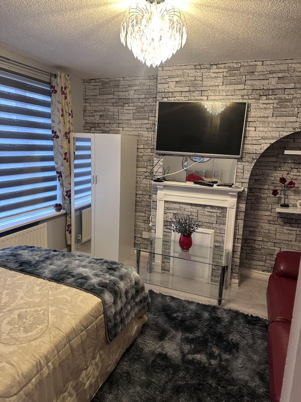 Photo 1: Double bedroom