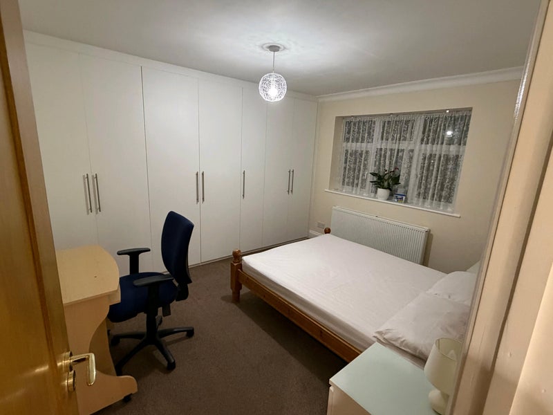 Photo 1: Furnished double room with wardrobe