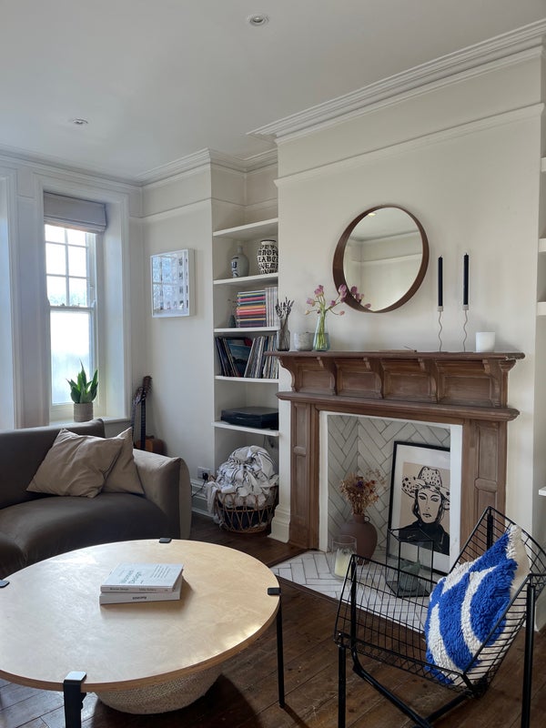 Photo 1: Living room 