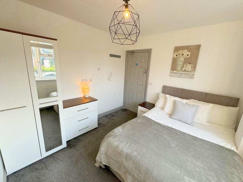 Photo 1: Room 3 En Suite