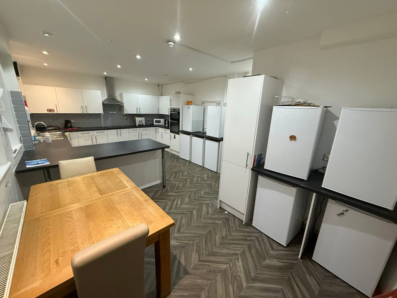 Photo 1: Kitchen unit 1