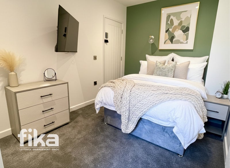 Photo 1: Room 4 w/ Ensuite