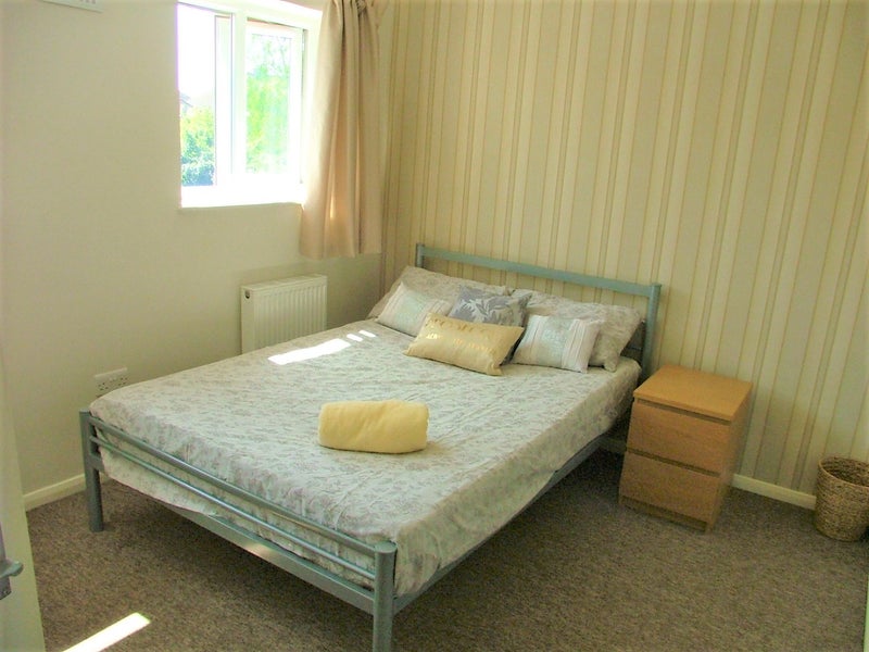 Photo 1: Spacious furnished bedroom