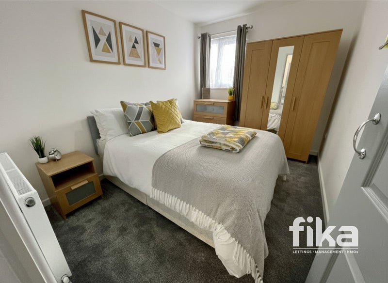 Photo 1: Room 4/ Private Bathroom