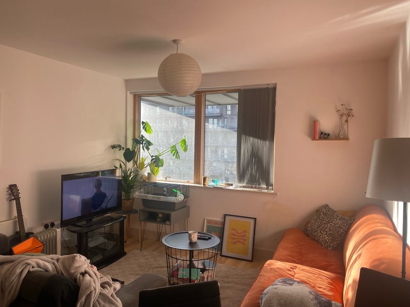 Photo 1: Living room/kitchen 