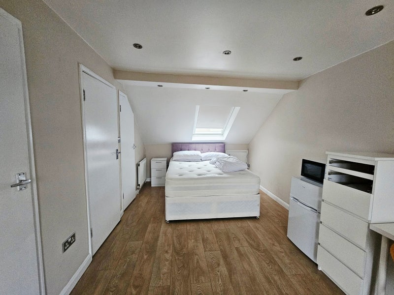 Photo 1: Ensuite double bedroom