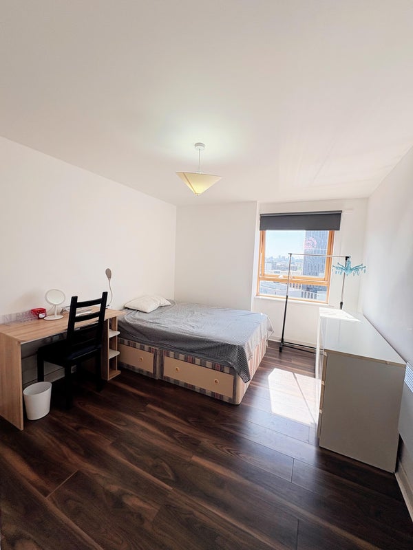 Photo 1: Double Bedroom