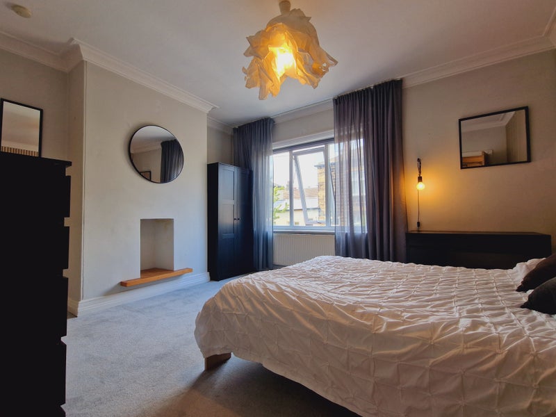 Photo 1: ensuite room