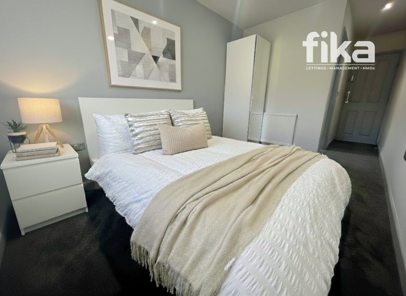 Photo 1: Room 3 w/ Ensuite