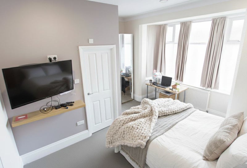 Photo 1: Double room with en-suite 