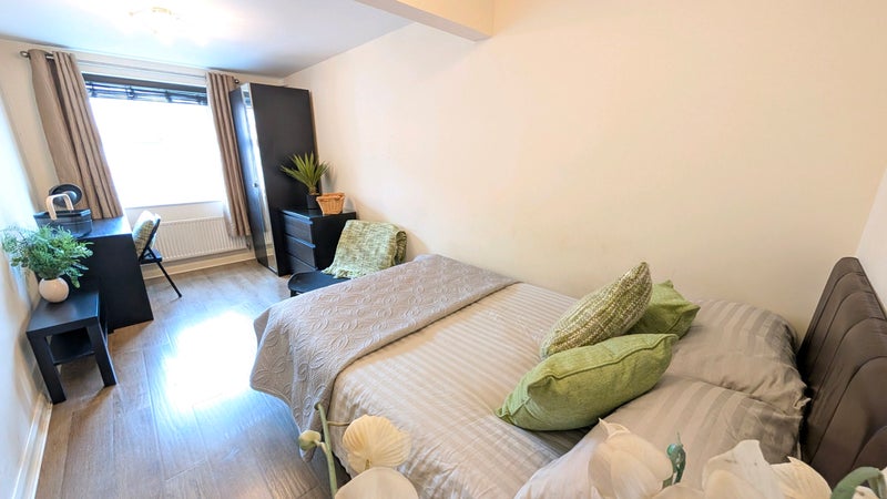 Photo 1: Lovely large laminated room