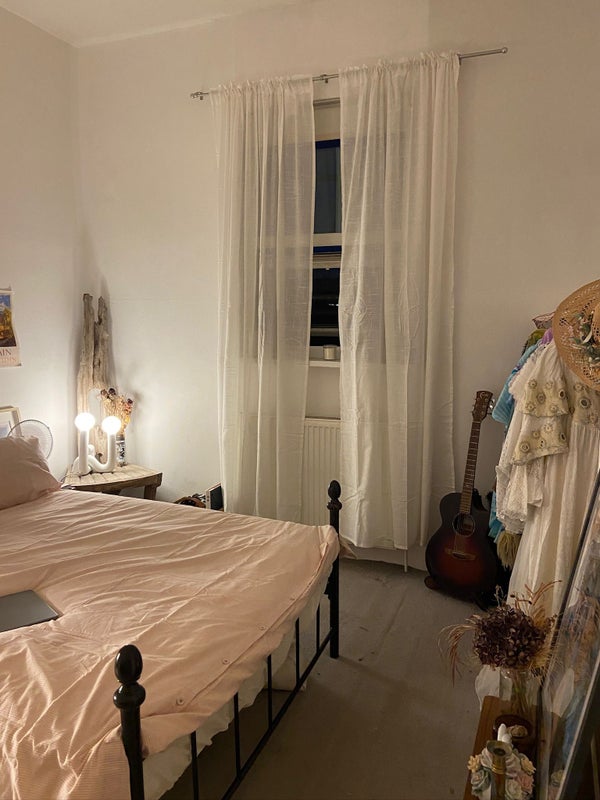 Photo 1: room available 