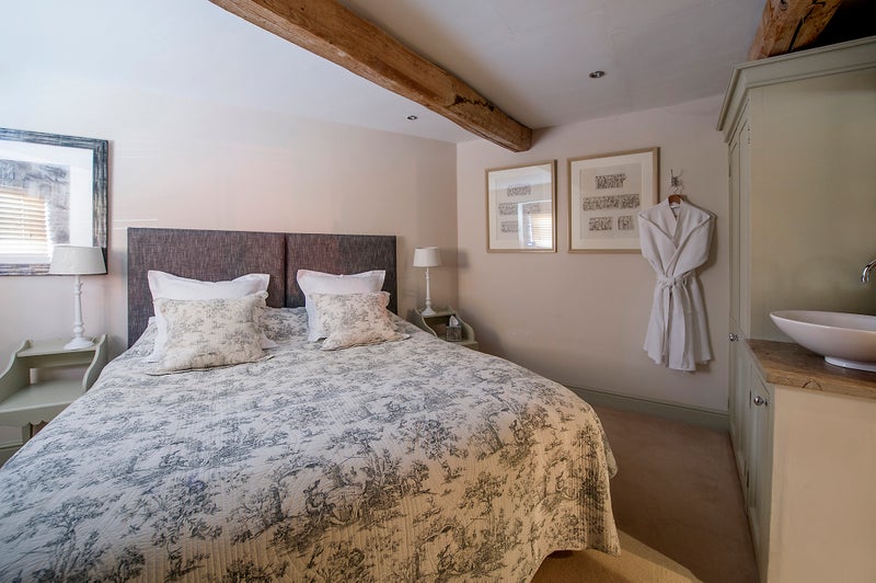 Photo 1: Bedroom with Kingsize Bed