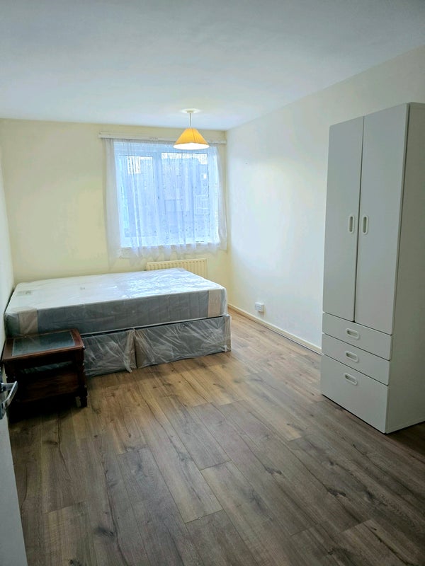 Photo 1: Double room in a 2 bed house at Colindale.