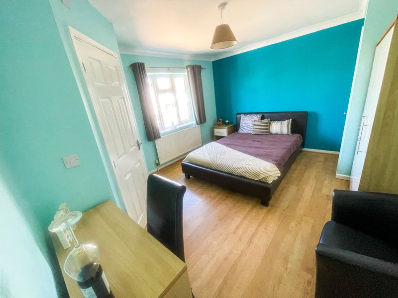 Photo 1: spacious double room with ensuite