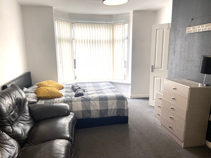 Photo 1: Double room, private en suite and kitchenette