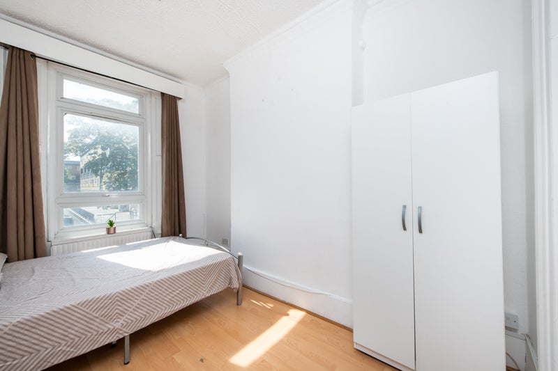 Photo 1: Room E £1000pcm 