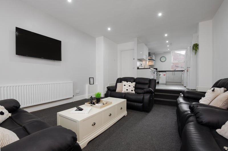 Photo 1: Lounge/Kitchen 