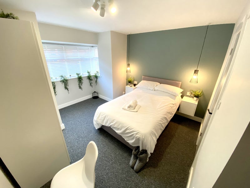 Photo 1: Bedroom of similar size and layout
