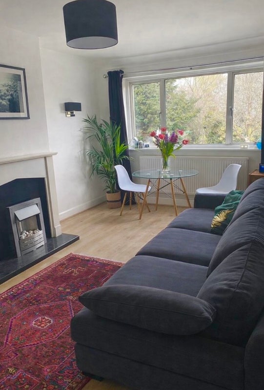 Photo 1: Welcoming and comfortable living area 