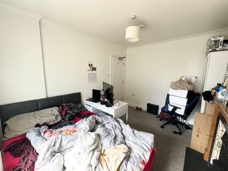 Photo 1: Room 1 (to be decorated) 