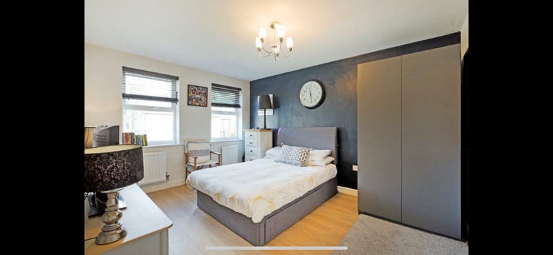 Photo 1: This is the double en-suite room available 