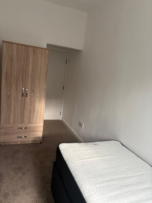 Photo 1: Single Room