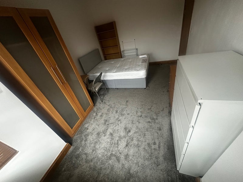 Photo 1: Room 1- Large Double Bedroom