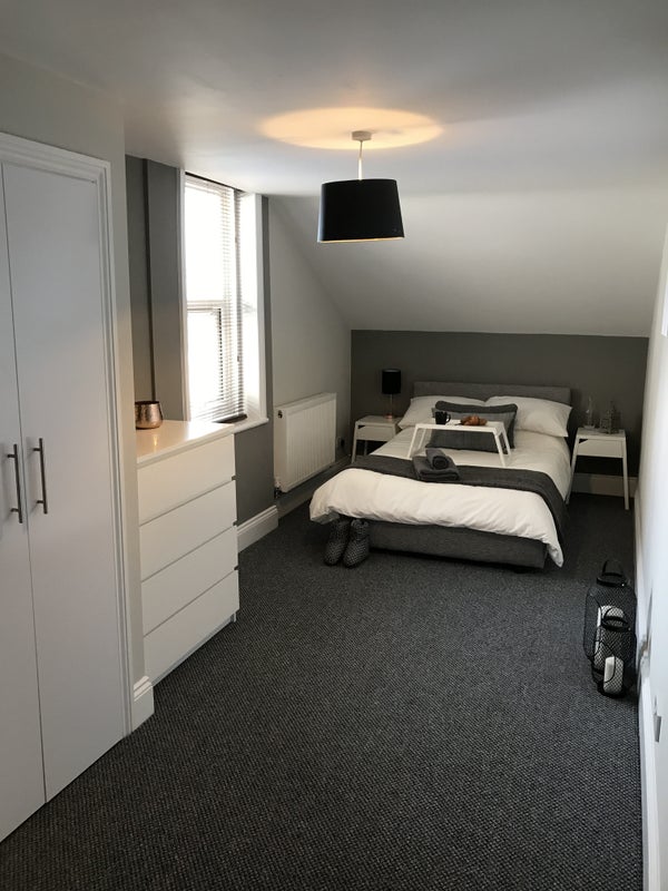 Photo 1: Bedroom of similar size and layout 