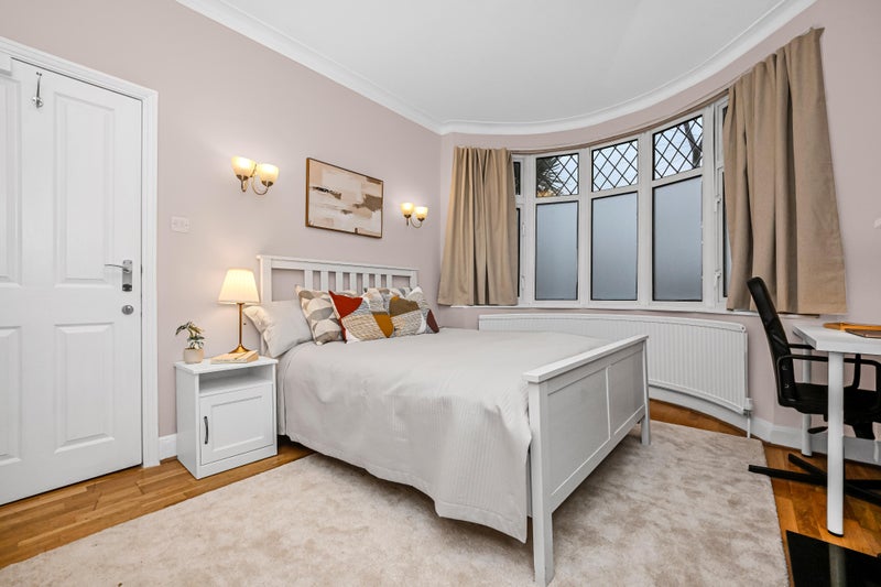 Photo 1: Room 1 £900(+£100 for bills)