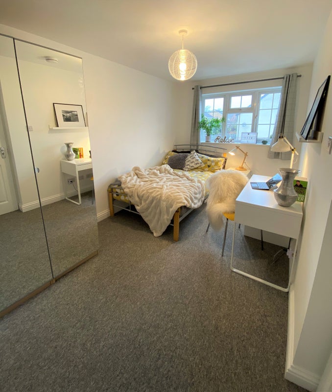 Photo 1: ROOM 5: Light, bright, spacious double room