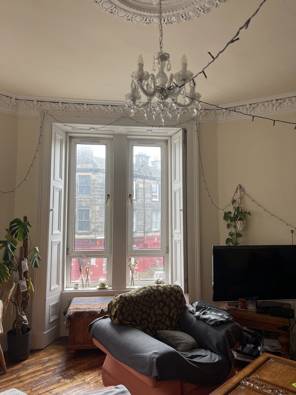 Photo 1: Bright, cosy living area