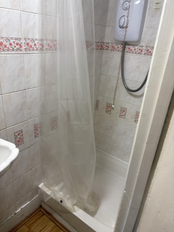 Photo 1: 2nd shower