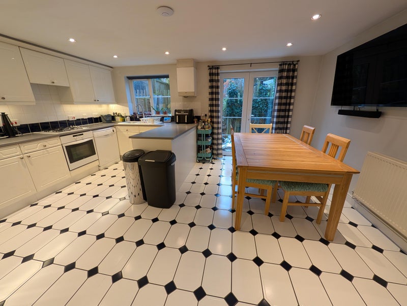 Photo 1: Kitchen / Diner