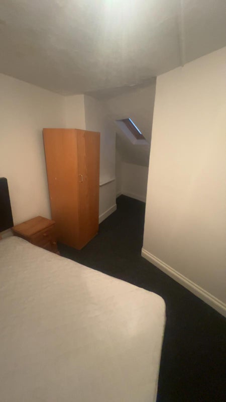 Photo 1: double bedroom 