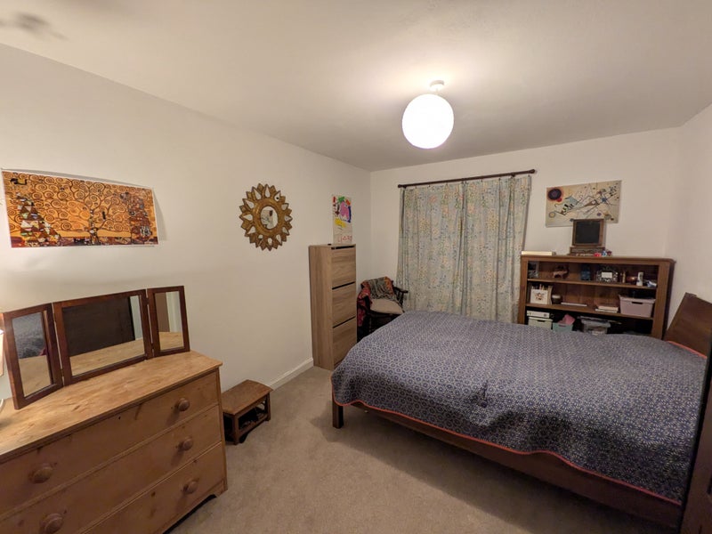 Photo 1: Room to let