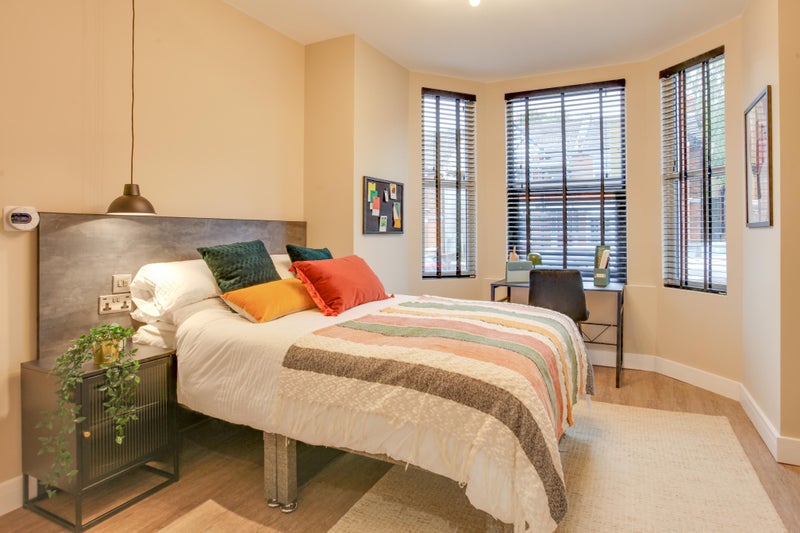 Photo 1: Room 1 - Double Ensuite