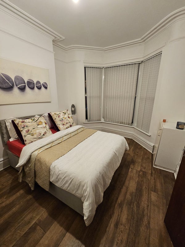 Photo 1: Double bedroom (Room 1) 