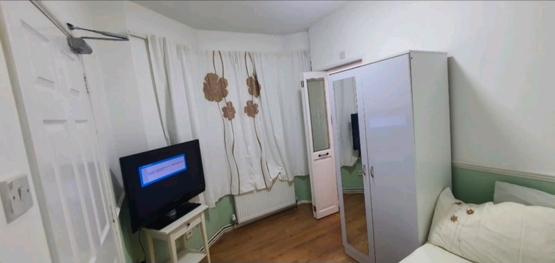 Photo 1: Ensuite bedroom