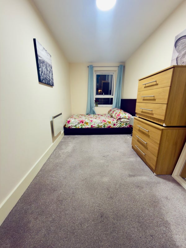 Photo 1: Double bedroom 