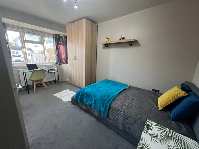 Photo 1: Bright & airy en-suite room