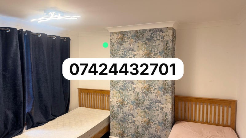 Photo 1: 07424432701