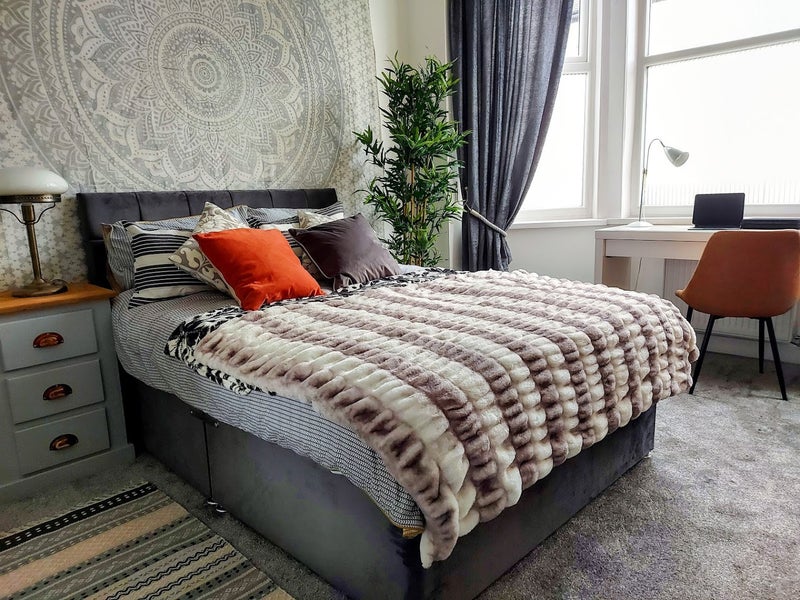 Photo 1: A bright & spacious ground floor room