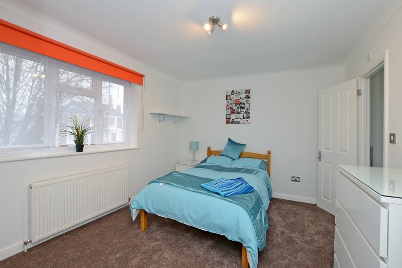 Photo 1: Large Double ensuite £985pcm at the top of the house 