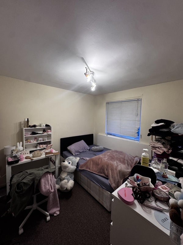 Photo 1: room