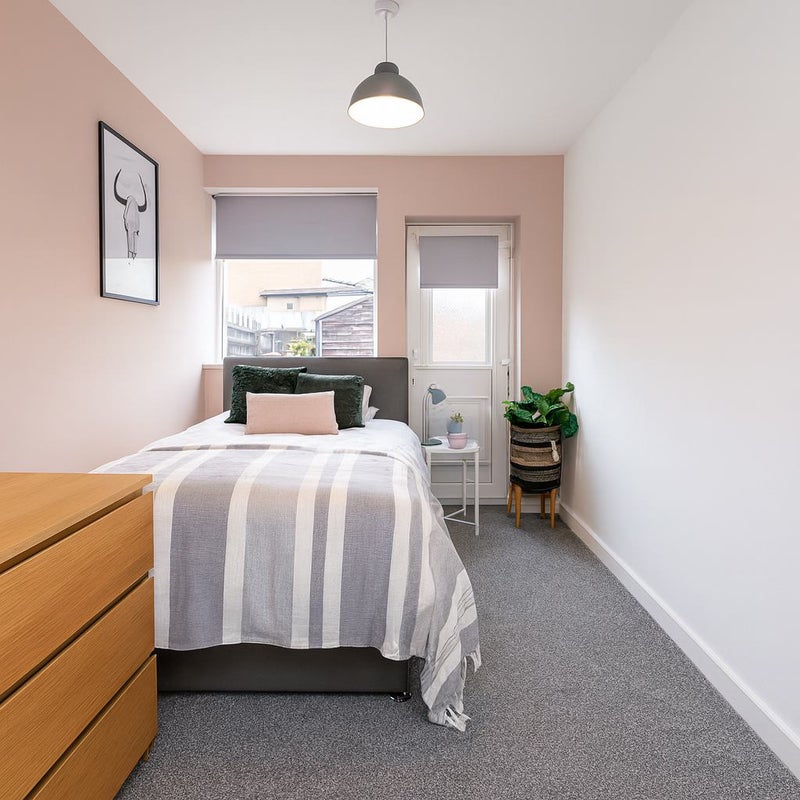 Photo 1: Room 1 - Off Suite