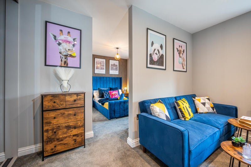 Photo 1: Studio - ensuite, sofa, kitchen