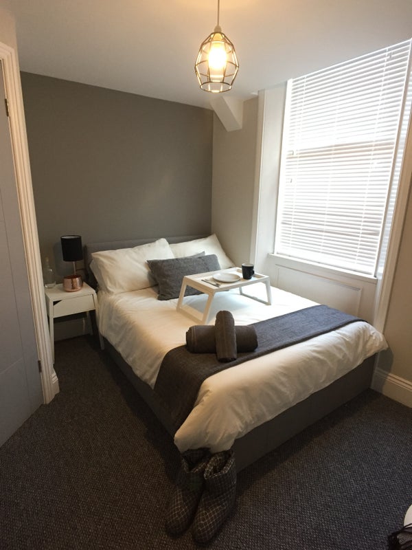 Photo 1: Bedroom of similar size and layout 