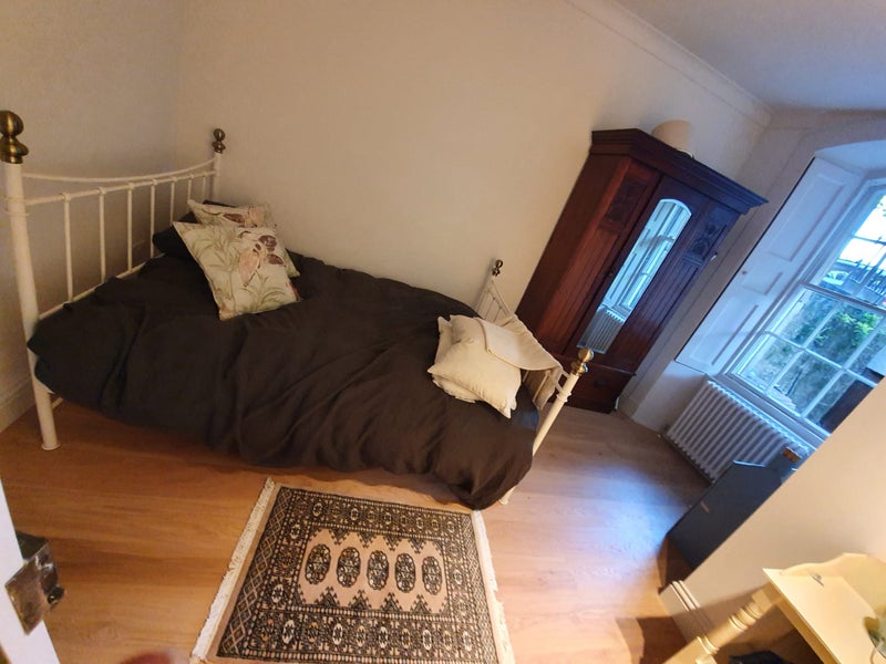 Photo 1: Front bedroom for rent 