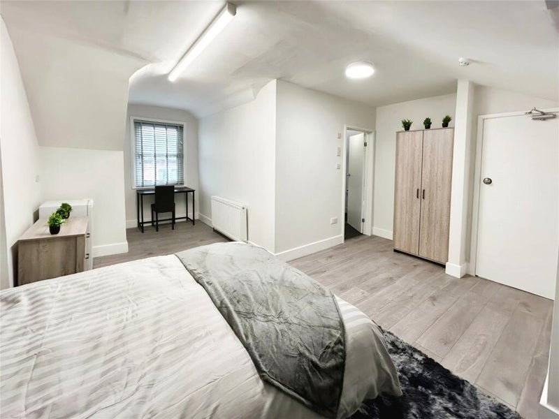 Photo 1: X Large modern ensuite